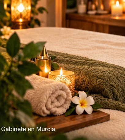 Ambiente de spa con camilla, textiles naturales y luz cálida
